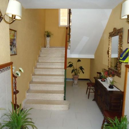 Hostal Los Claveles Baena Esterno foto